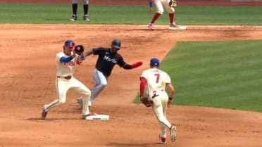 Ranger Suárez gets out of the bases-loaded jam in the 4th