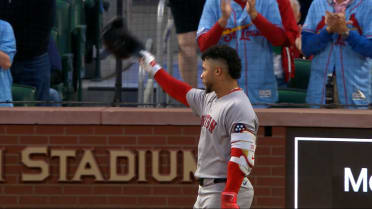Willson Contreras gets ovation in return to St. Louis