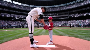 Little Leaguers take the field with Mariners