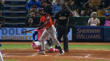 Bryan De La Cruz crushes a home run