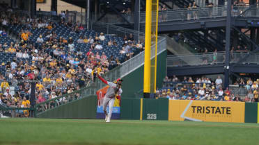 Elly De La Cruz records putout after review