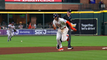 Cam Smith steals 2nd, advances to 3rd on error