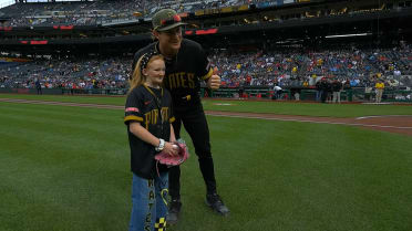 Bryan Reynolds recibe 1er pitcheo de Penelope Byler
