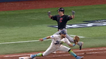 Chase DeLauter se embasa tras revisión