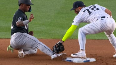 J.C. Escarra pone out a Acuña después de la revisión