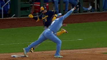 Bobby Witt Jr. realiza bonita jugada tras la revisión