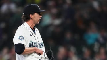 Carlos Cortes' hit caught in Logan Gilbert's jersey