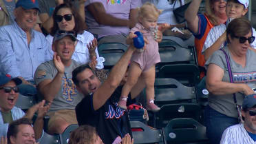 Mets fan makes catch while holding baby