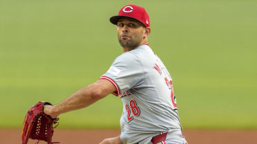Nick Martinez fans five over seven scoreless innings