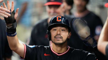 Steven Kwan scores on Braves' throwing error