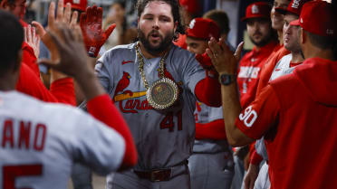 Alec Burleson conecta su HR 14 de la temporada