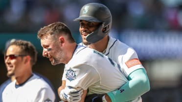 Cal Raleigh walks off the Twins!