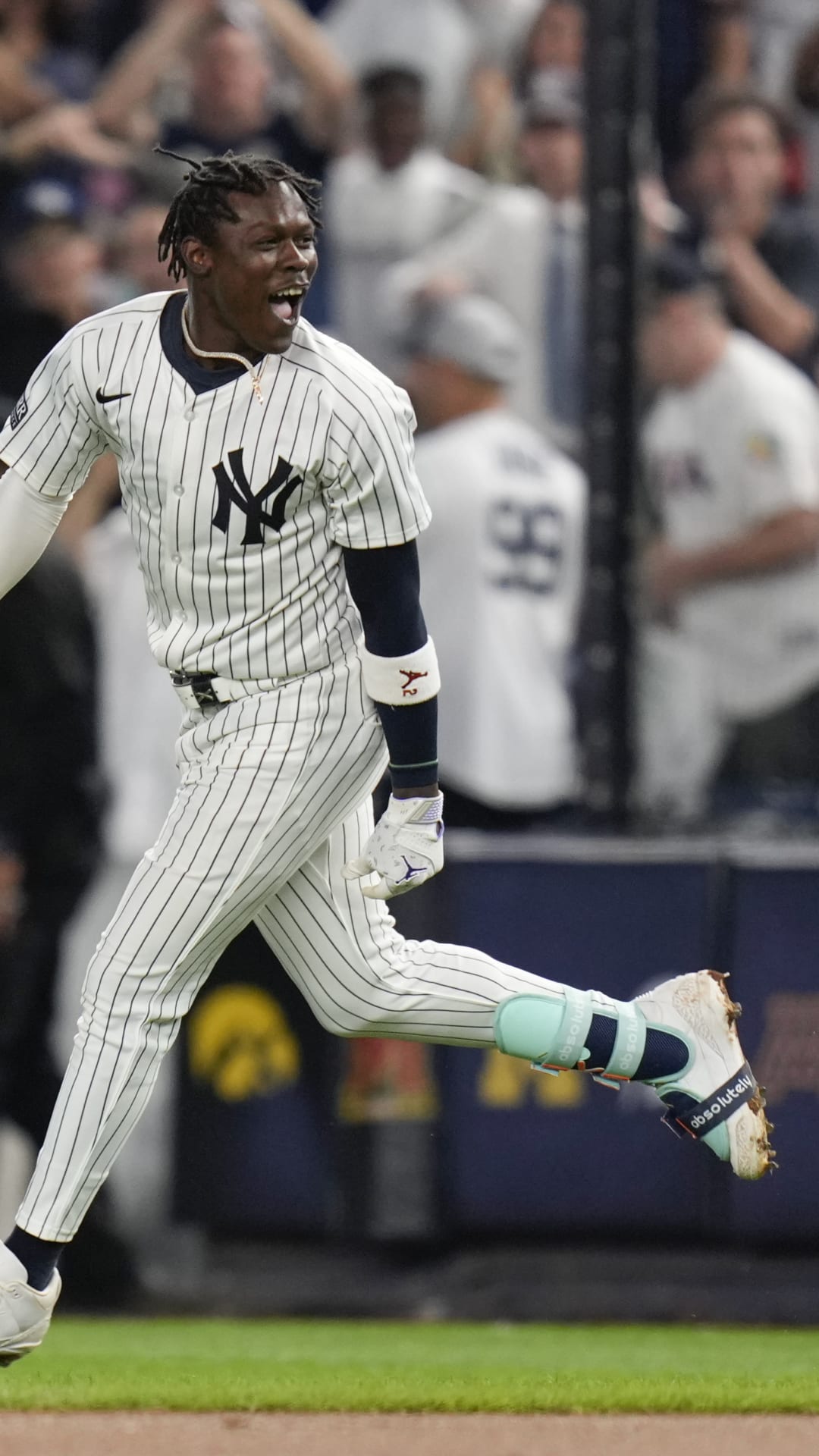 Juan Soto hits inspiring HR, then Jazz Chisholm Jr. walks it off for Yankees