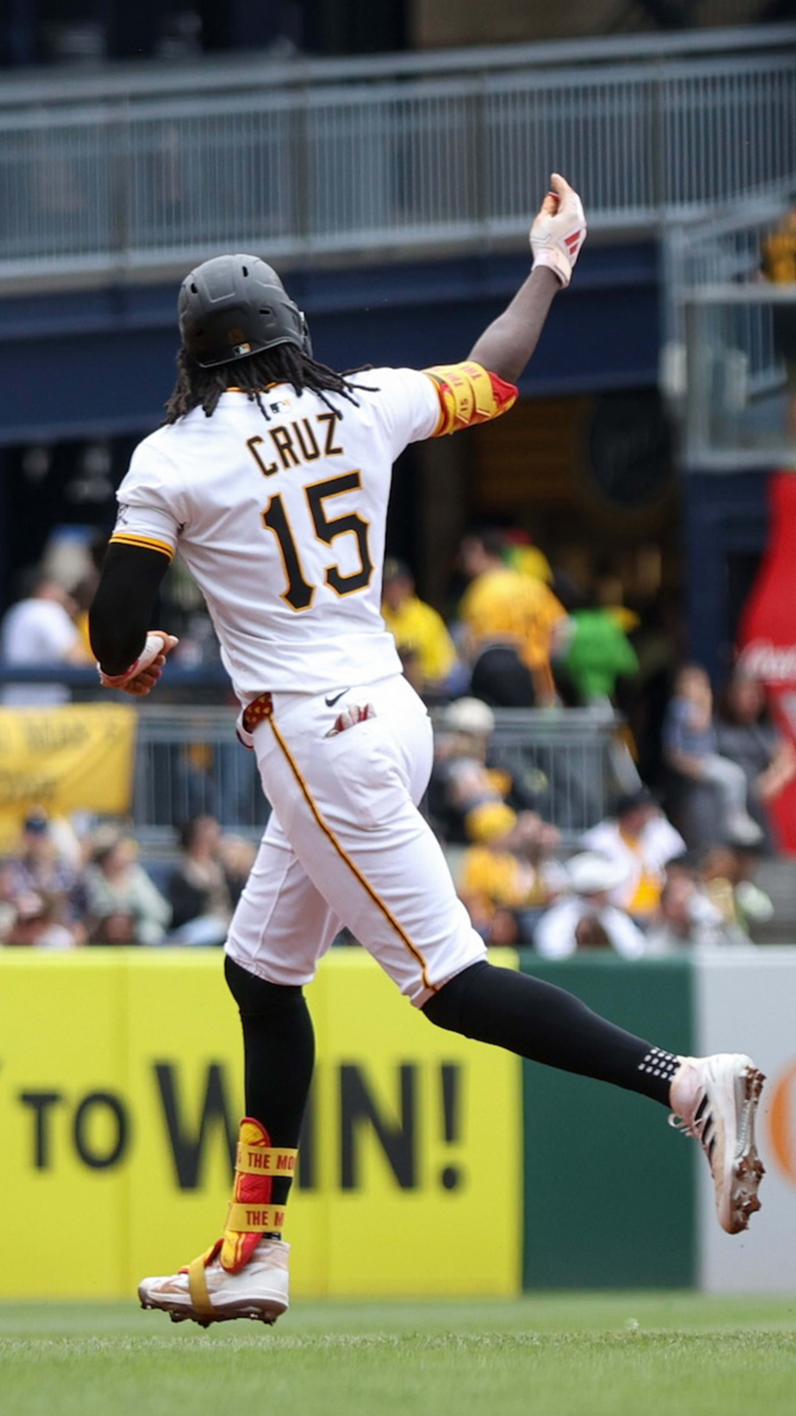 Oneil Cruz launches 462-foot homer into Allegheny River