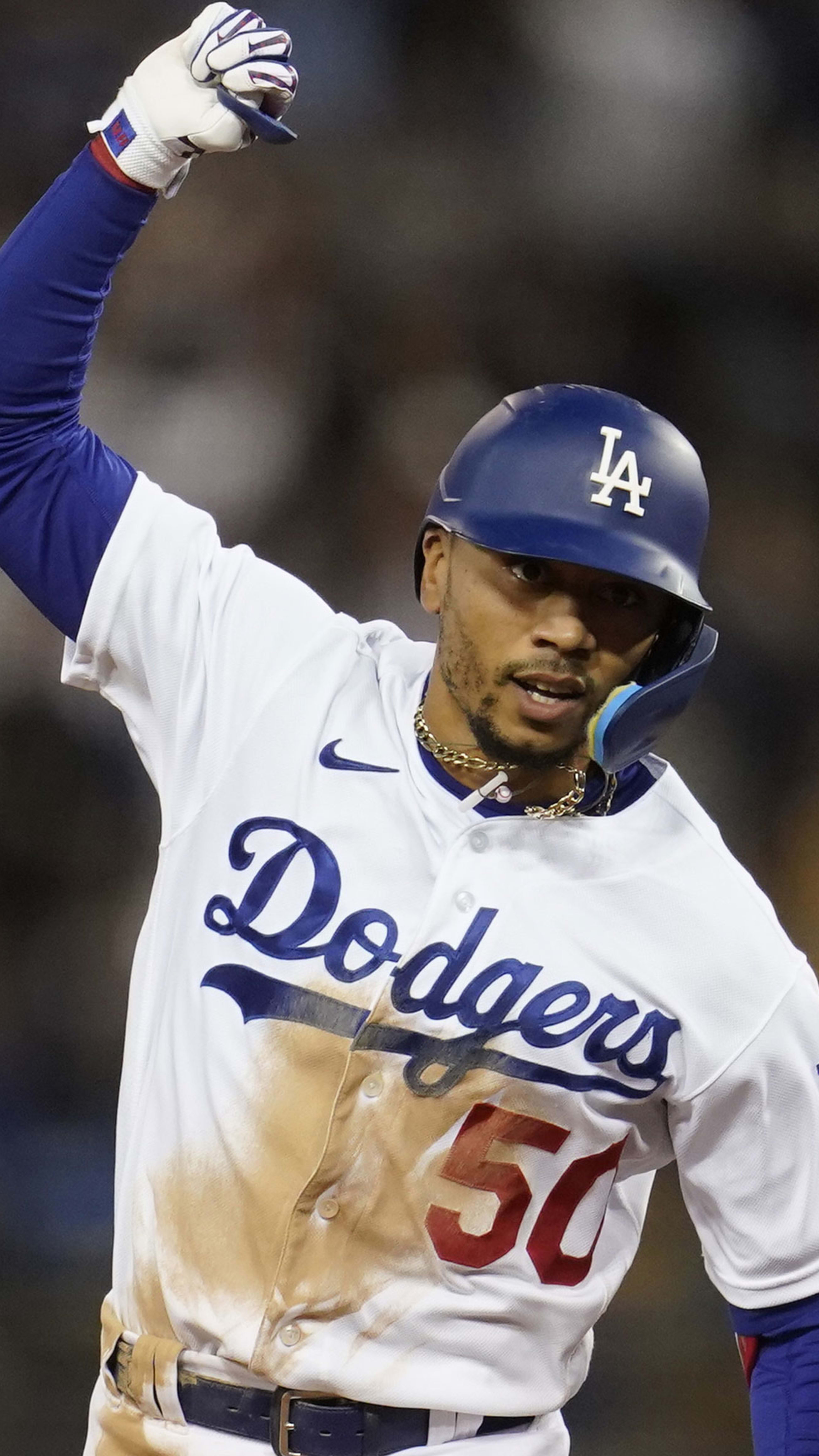 1181x2000 LAD Tap Betts Mookie 20220721