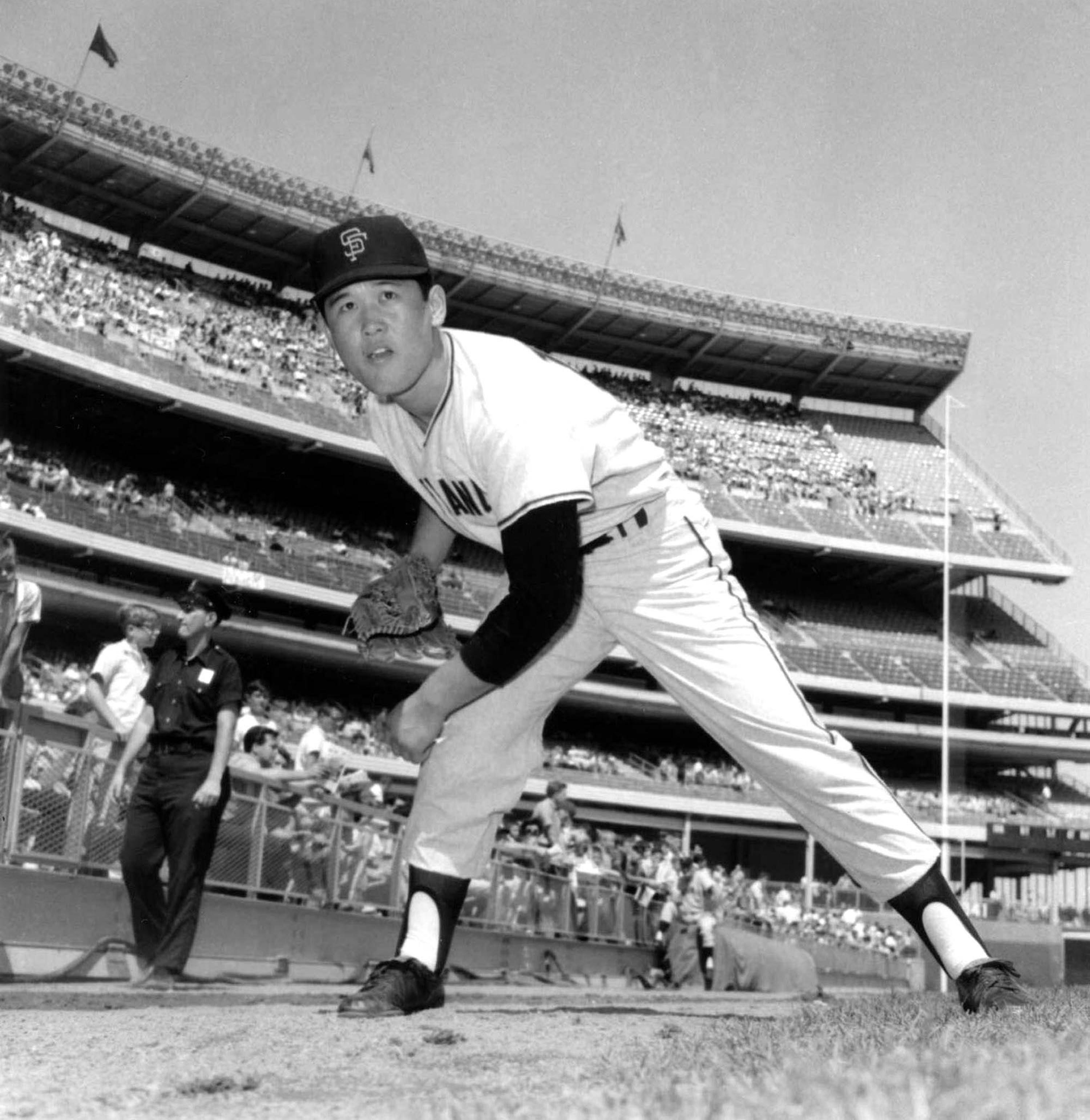 日本人初のメジャーリーガー、村上雅則さん、ヤンキースタジアムで始球式