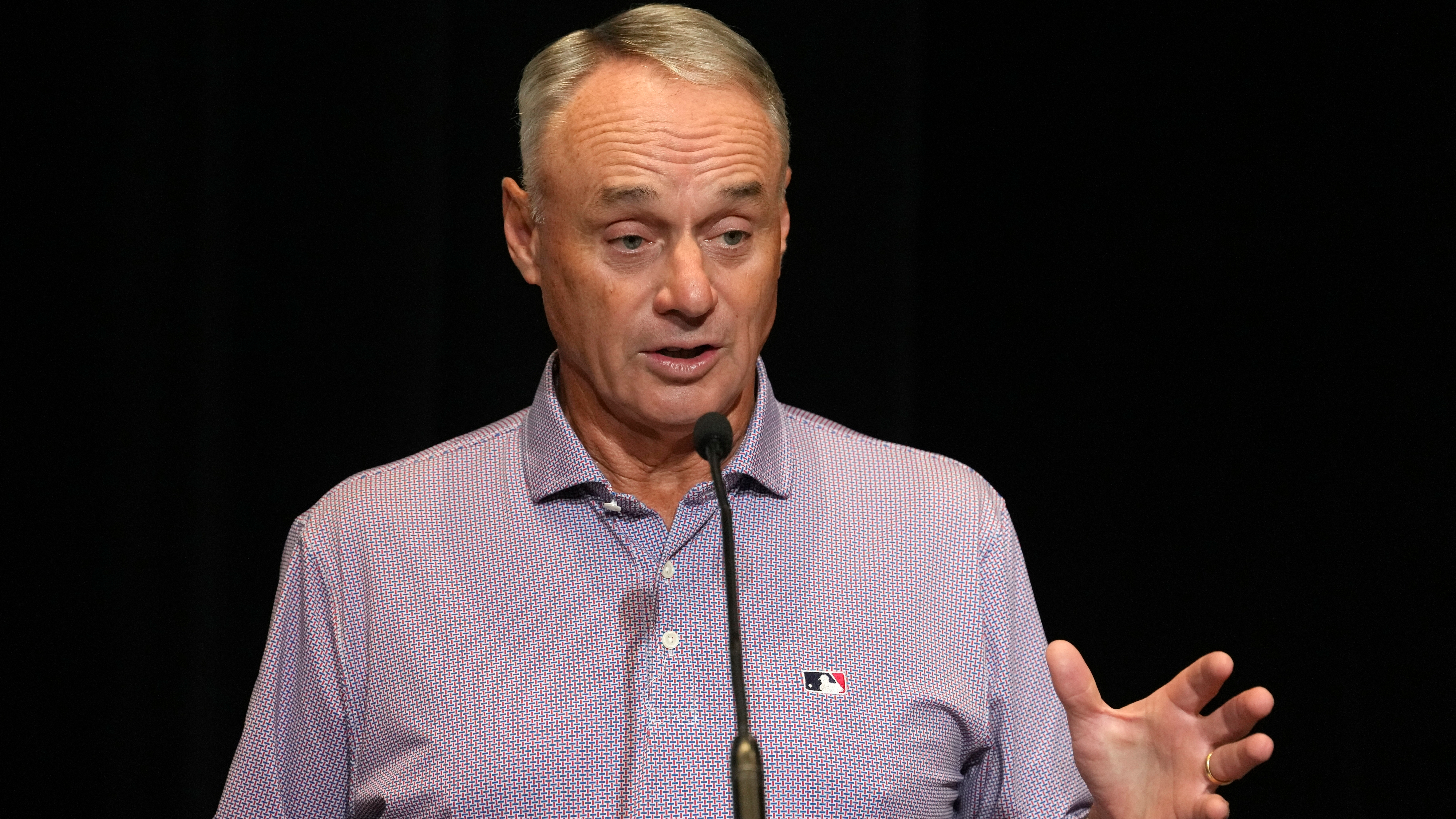 Rob Manfred durante su reunión con los medios durante los entrenamientos de primavera de la MLB en 2025