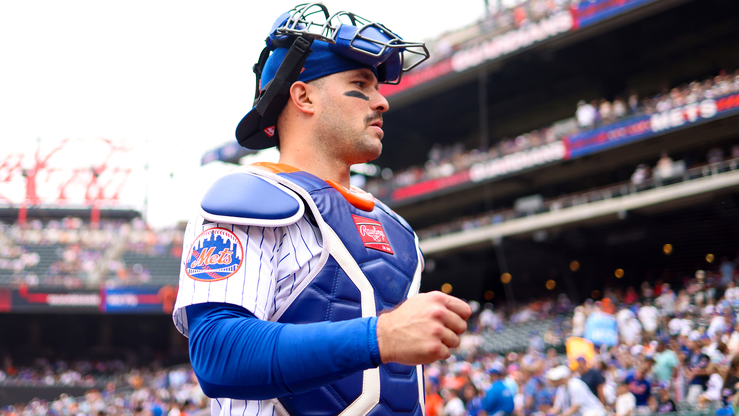 Luis Torrens alistándose con los New York Mets para un juego de la Temporada 2025 de las Grandes Ligas de Béisbol en el Citi Field.