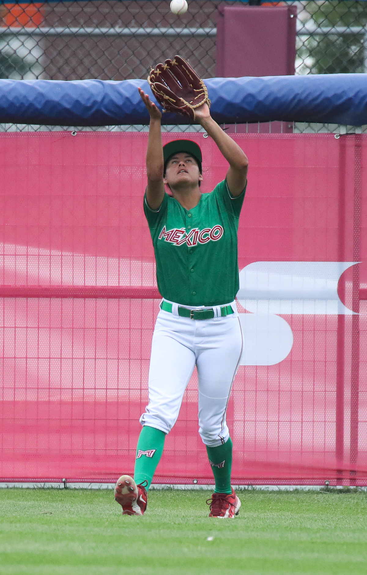 Maria José Valenzuela in the outfield (Photo: WBSC)