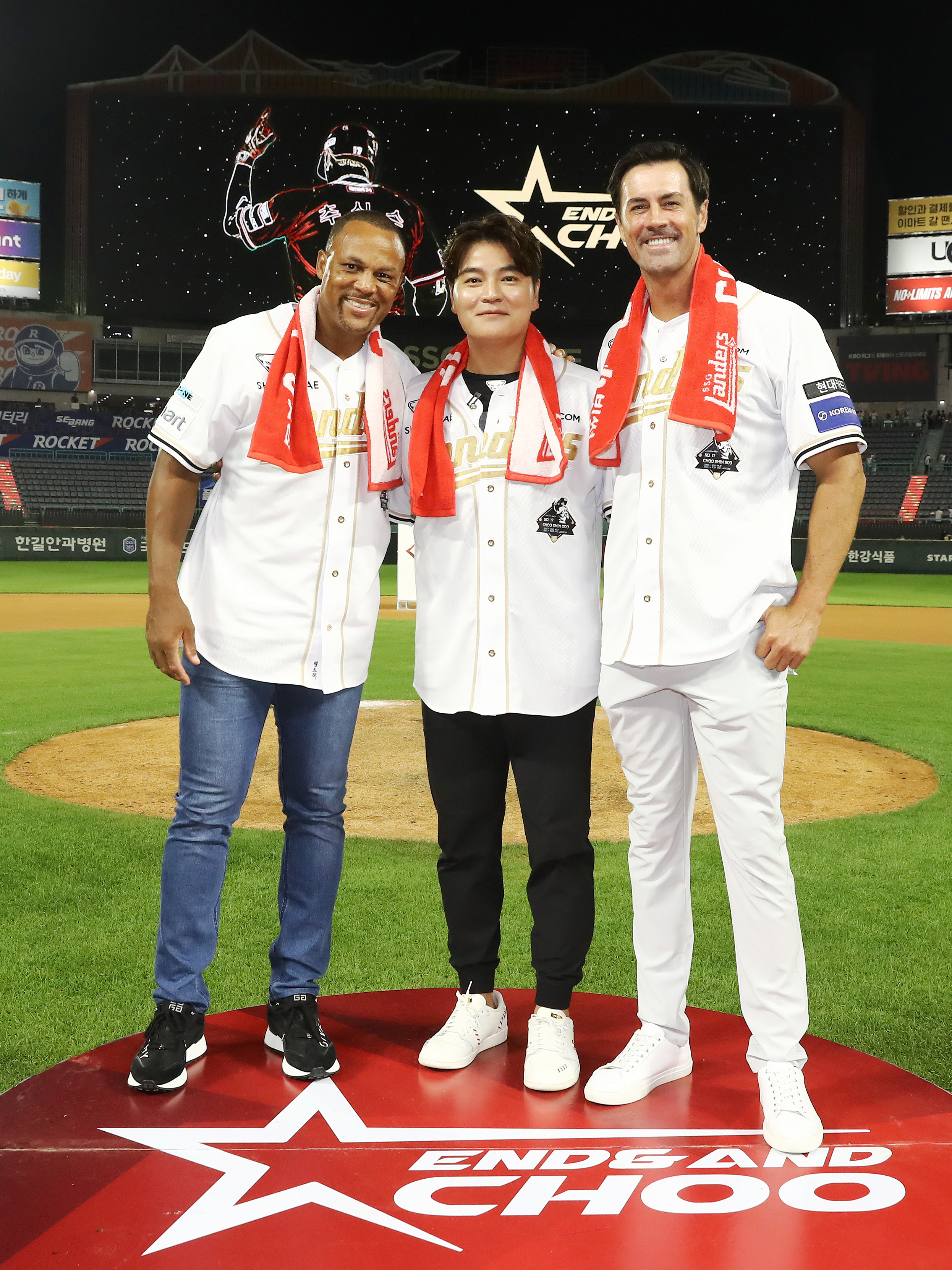 Adrian Beltré and Cole Hamels join Shin-Soo Choo for his retirement ceremony. Photo courtesy SSG Landers.