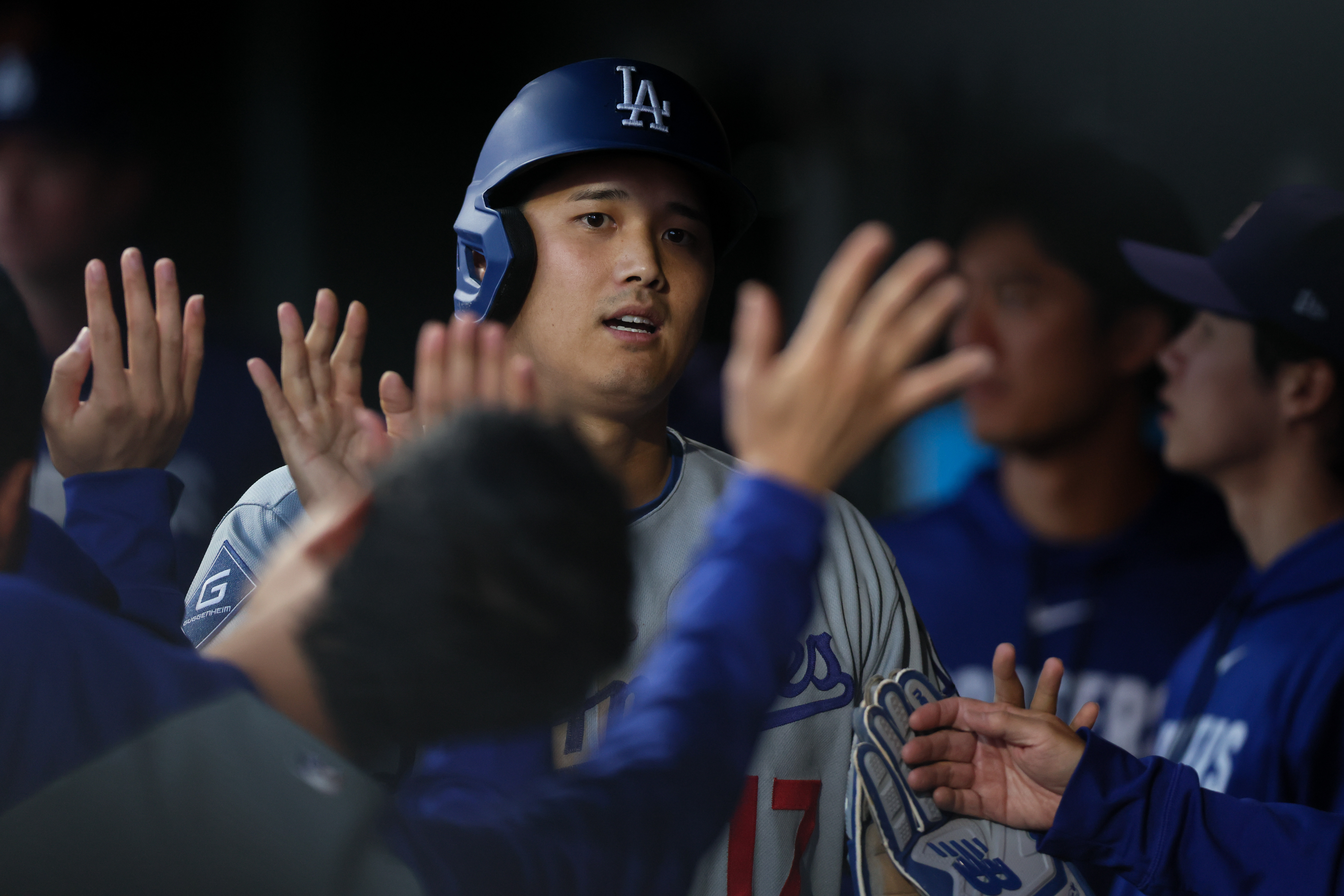 Shohei Ohtani celebrando durante el juego de Los Angeles Dodgers del 20 de abril de 2025 ante los Colorado Rockies en las Grandes Ligas de Béisbol.