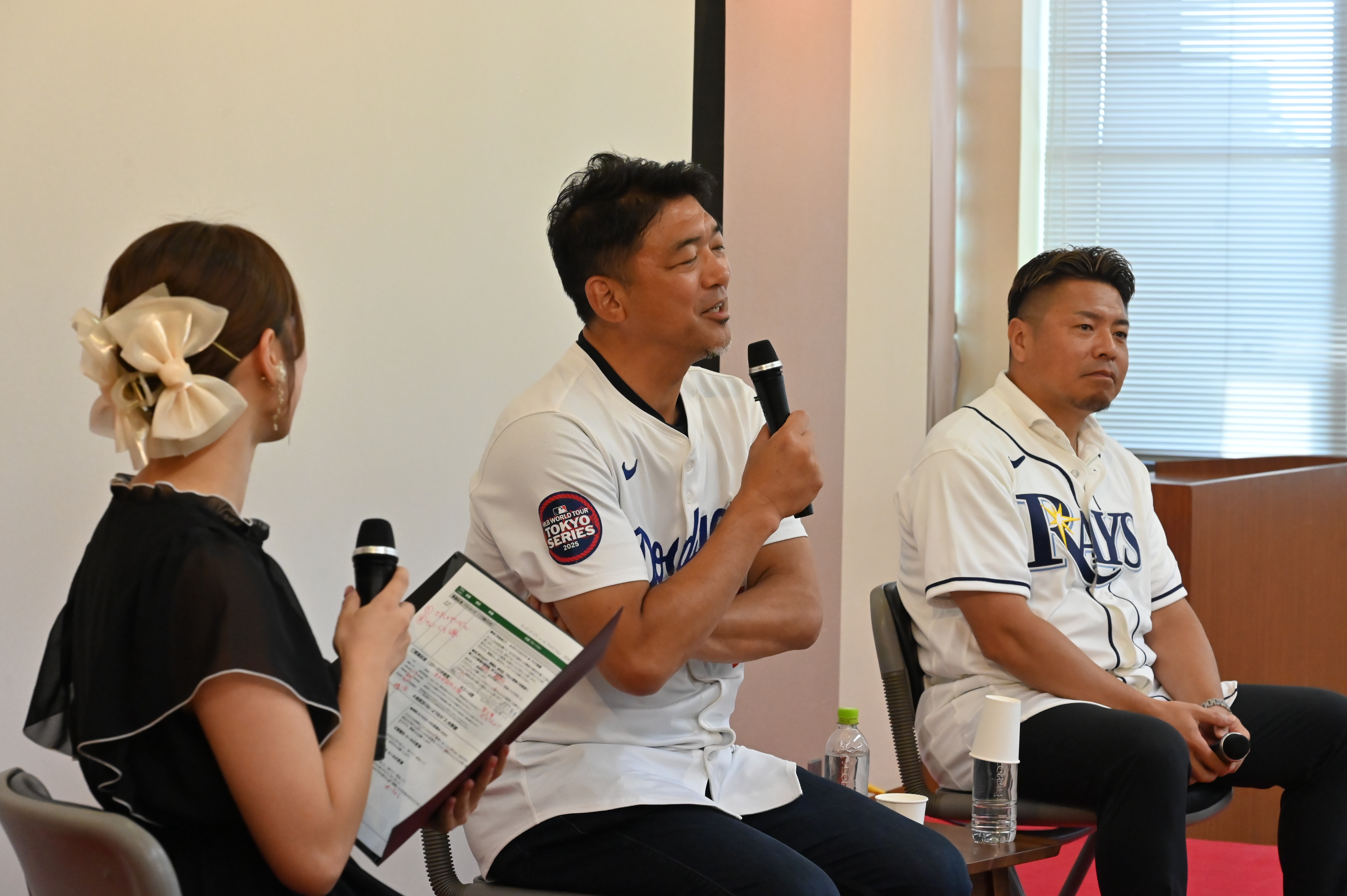Takashi Saito and Akinori Iwamura joke with the crowd. 