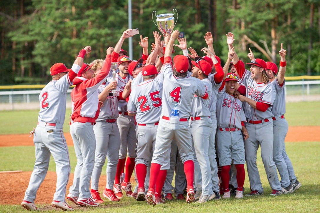Switzerland celebrates after qualifying for the European Baseball Championship. Photo by Saulius Čirba