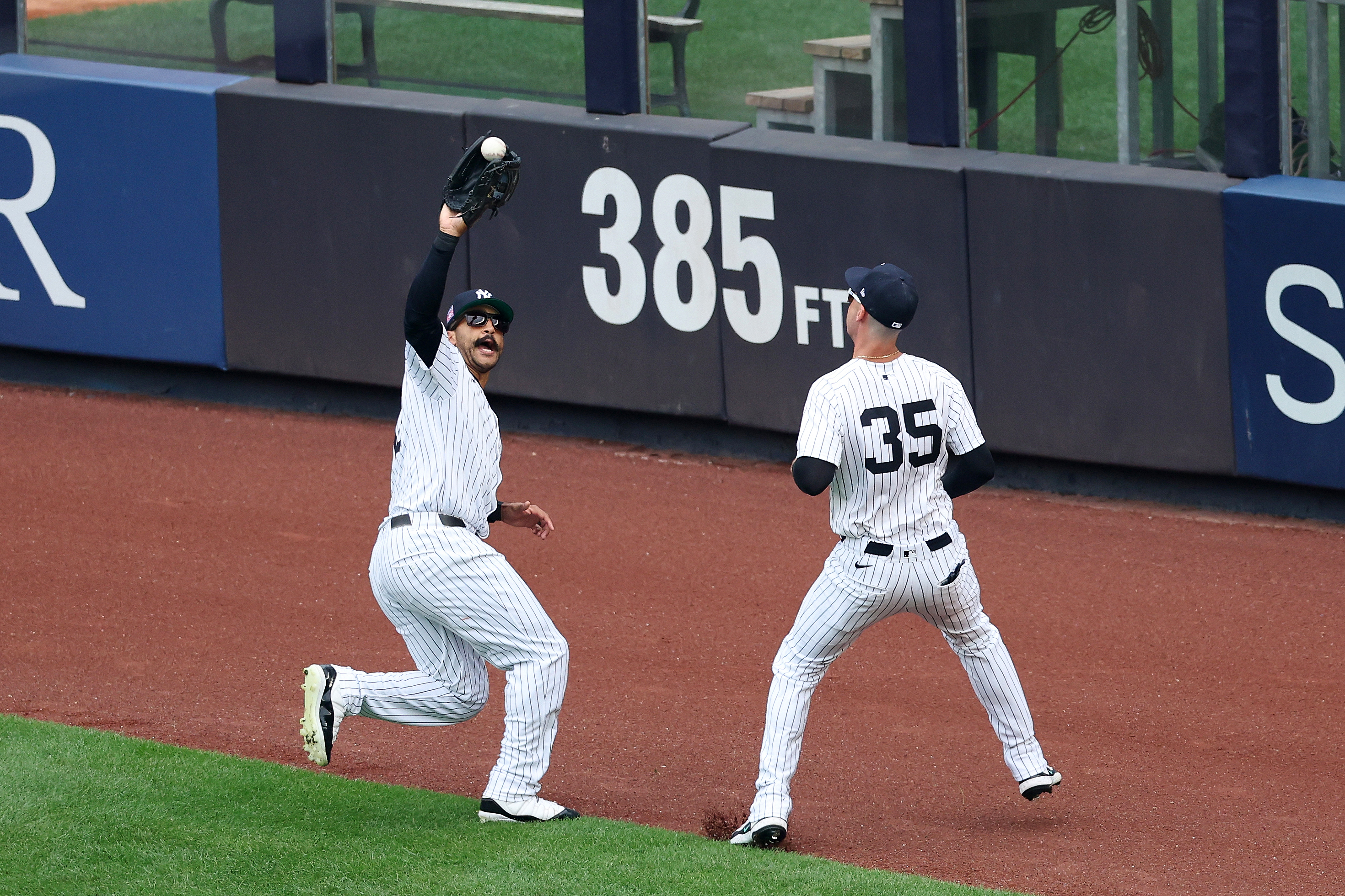 Grisham’s cool demeanor is constantly on display in the outfield, where he glides to every ball hit his way. Teammates such as Bellinger (right) are wowed by the two-time Gold Glover’s ability to position himself perfectly, as well as the way that his pitch-perfect communication helps him “captain” the outfield corps. “He’s one of the best outfielders that I’ve seen with my own eyes,” said Jasson Domínguez. (Photo Credit: New York Yankees)