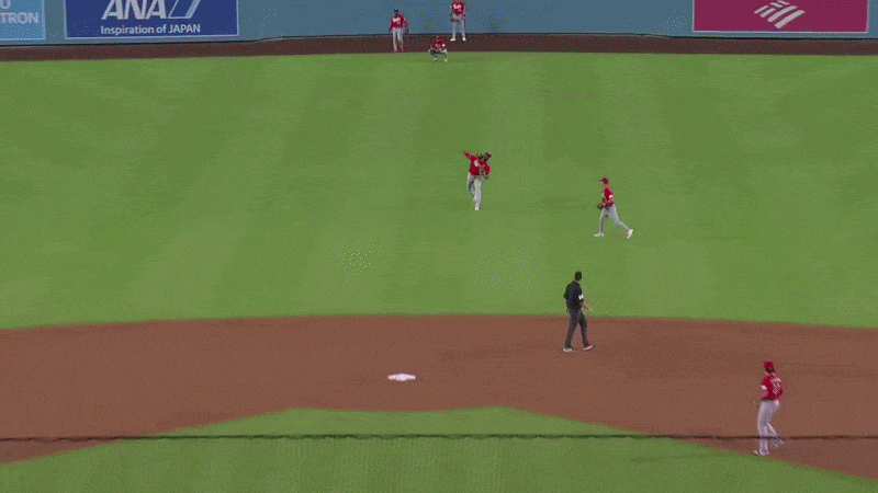 An animated GIF of Elly De La Cruz's 102 mph relay