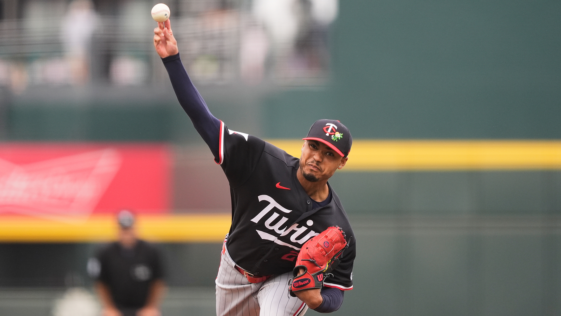 Taj Bradley lanzando con los Minnesota Twins en el Spring Training antes de decidir ausentarse del roster de México para el Clásico Mundial de Béisbol.