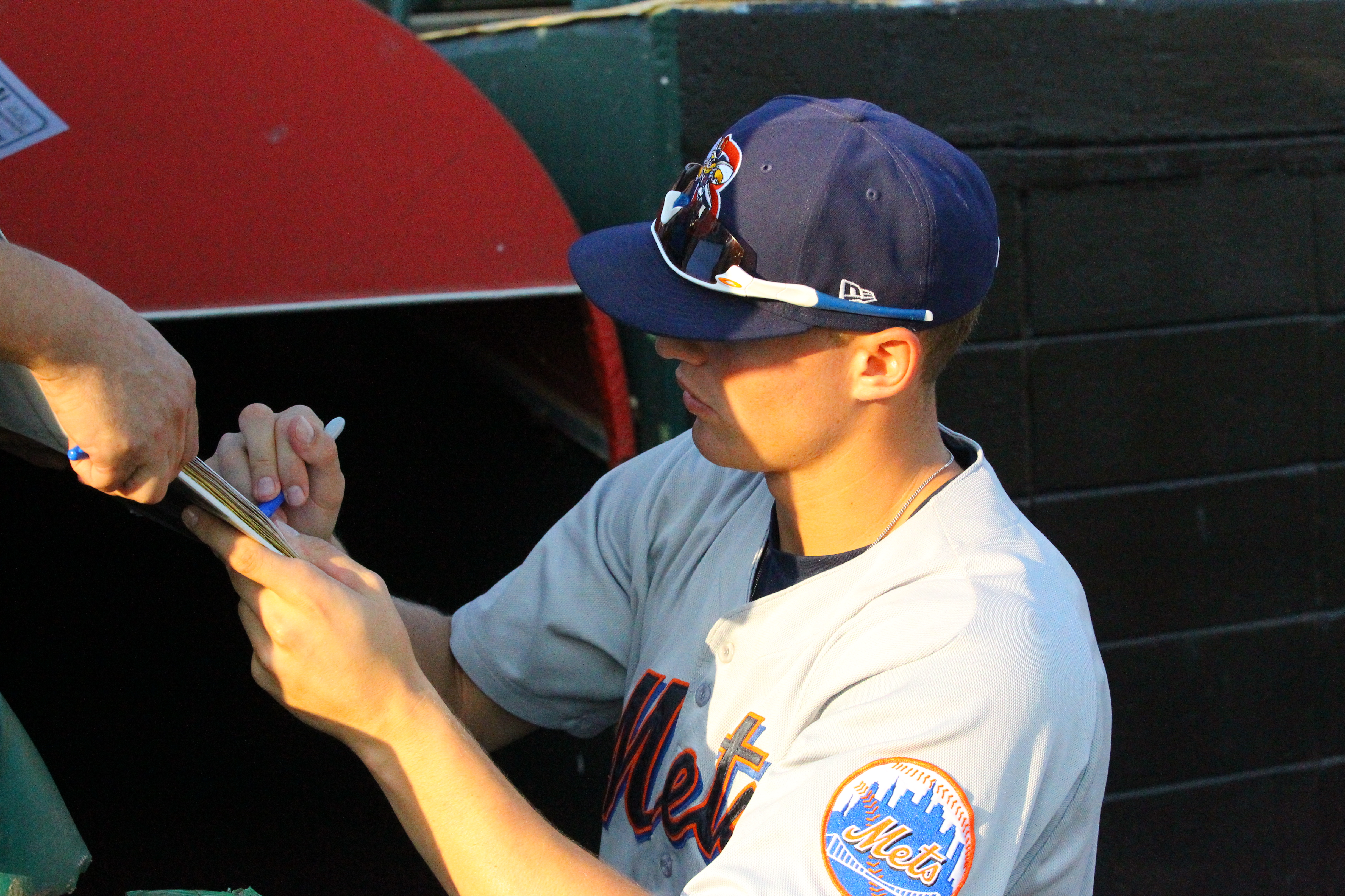 Brandon Nimmo signing autographs as a member of the Mets' Binghamton affiliate in 2014 (Gordon Donovan/MiLB.com)