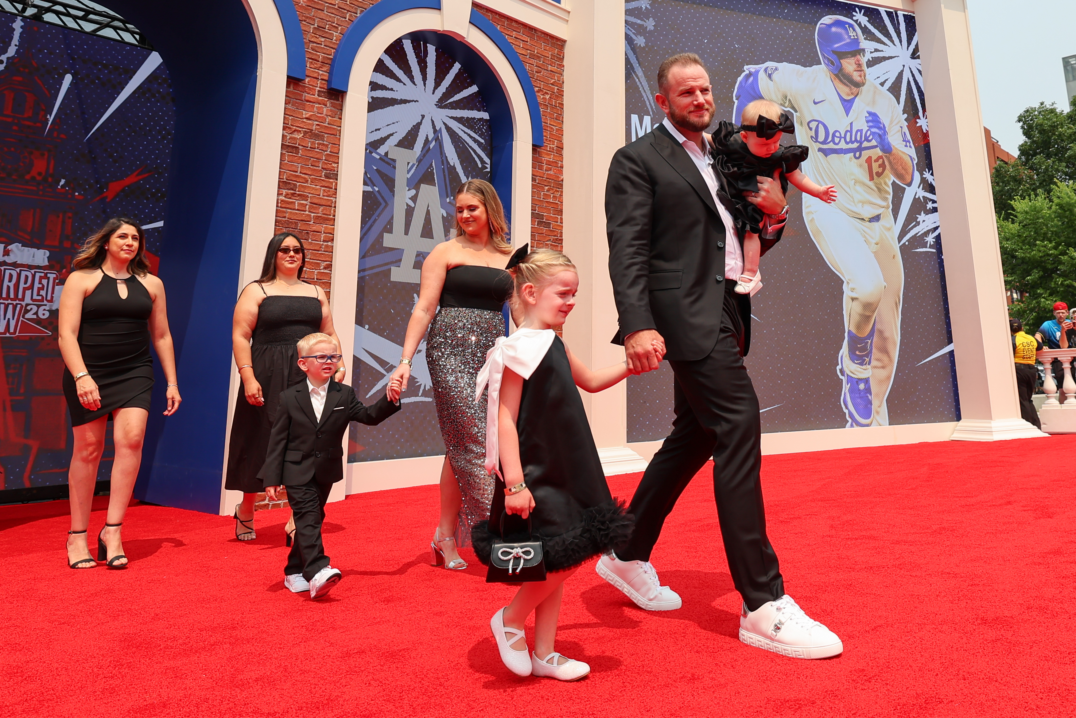 Max Muncy walks the red carpet with his family (Getty Images)
