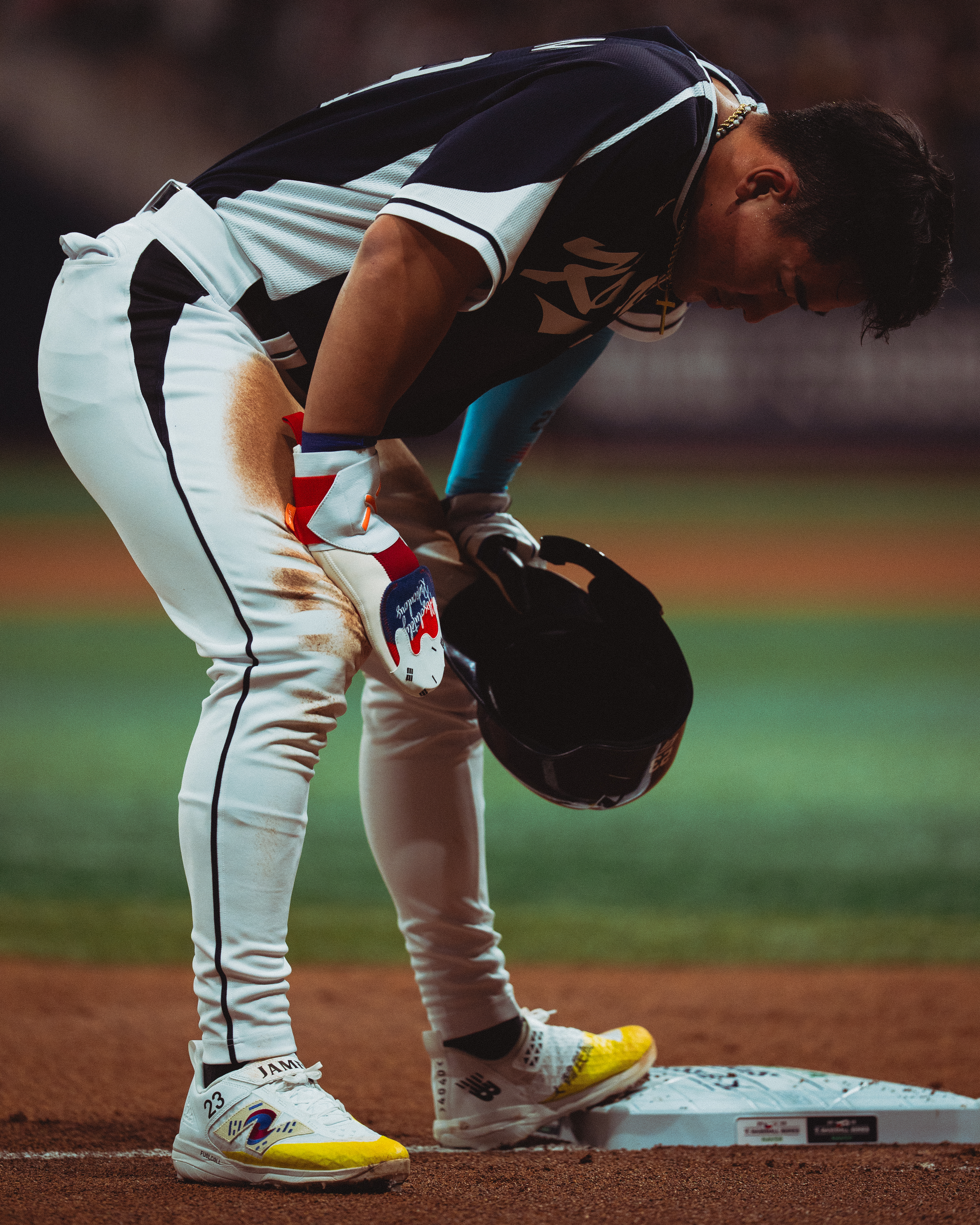 Hyun-Min Ahn rests on the bases. Photo by Matyáš Fous.