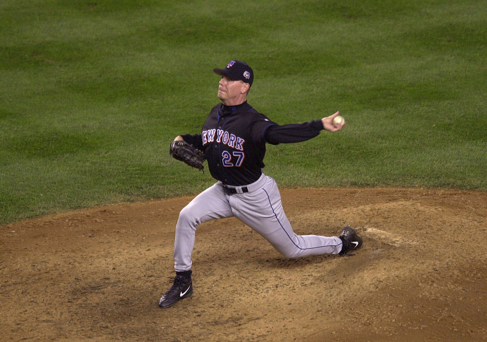 Dennis Cook throws a pitch for the Mets against the Yankees in Game 1 of the 2000 World Series.