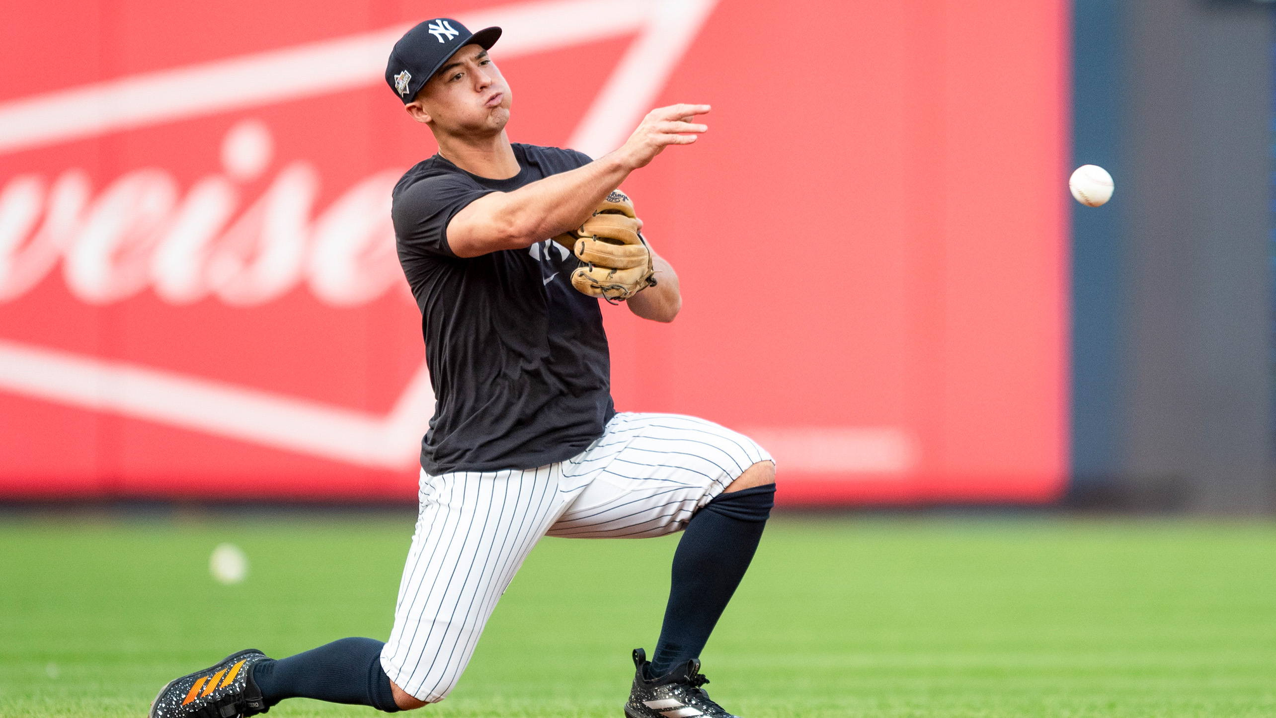 Anthony Volpe practicando su defensa en el Yankee Stadium previo a un partido de los New York Yankees.
