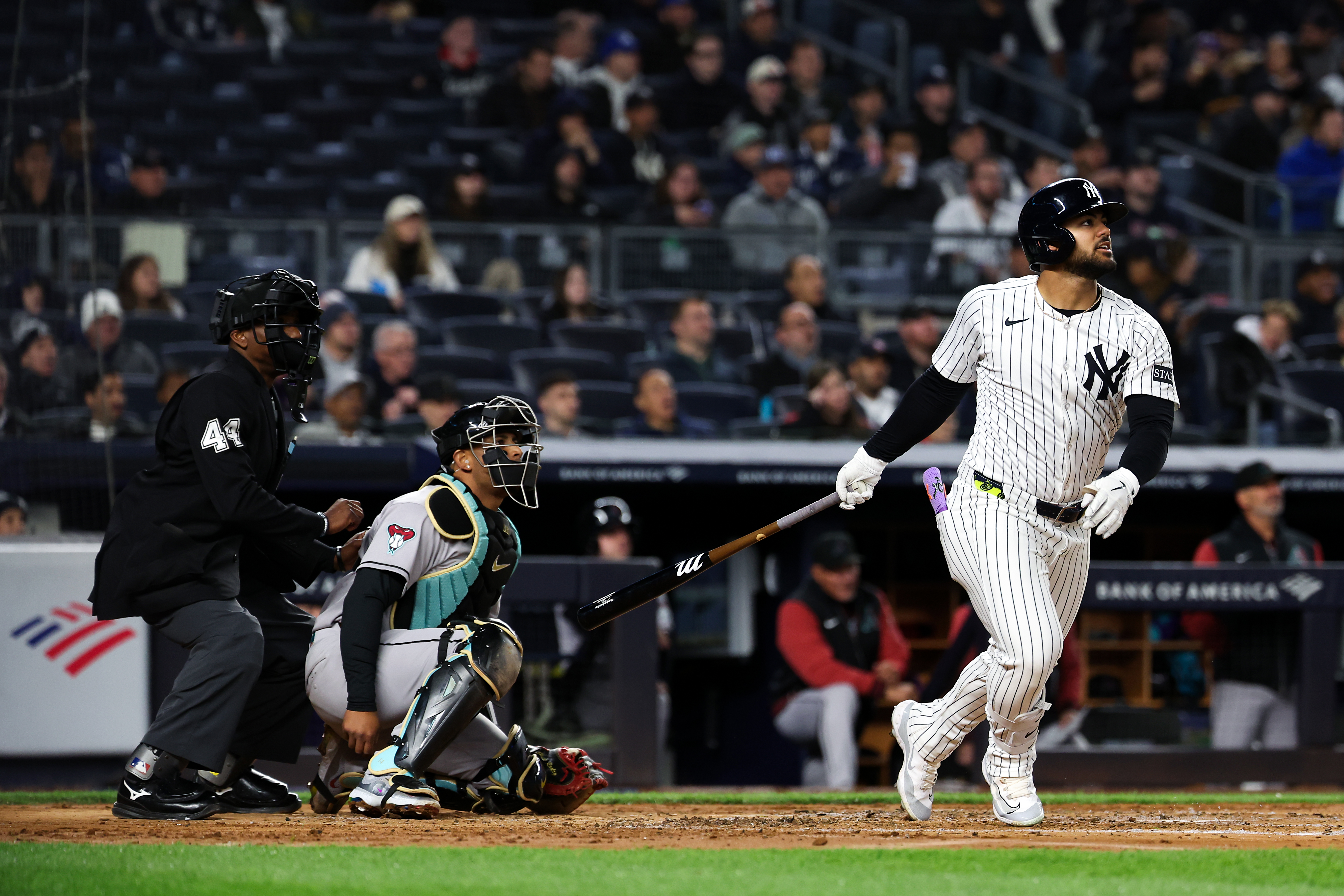 Kể từ khi Dominguez ký hợp đồng khi còn là một thiếu niên, người hâm mộ Yankees đã rất mong chờ được chứng kiến tất cả những điều "Người Sao Hỏa" có thể làm được. Mặc dù còn quá sớm để xếp anh ngang hàng với những huyền thoại mà anh từng được so sánh, nhưng chàng cầu thủ ngoài sân năng động này đang chứng minh rằng chẳng có gì anh không thể làm được trên sân bóng chày, cả với cây gậy mạnh mẽ lẫn đôi găng tay ngày càng hoàn thiện của mình. (Ảnh: New York Yankees)