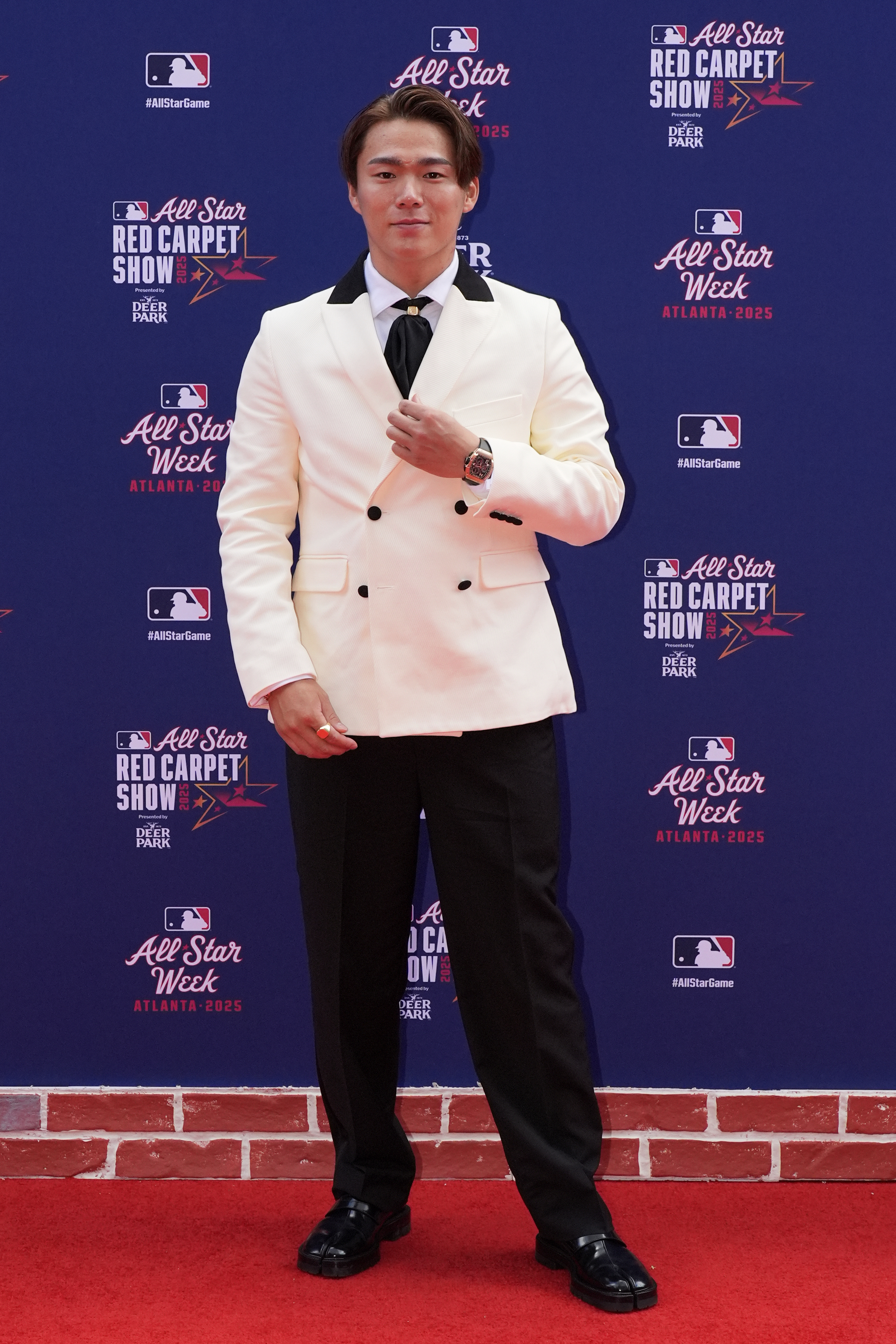 MLBのキャンバスファッションのきれいなウエストの男女のお金の色のメッセージは 日本人選手もドレスアップしてレッドカーペットに登場