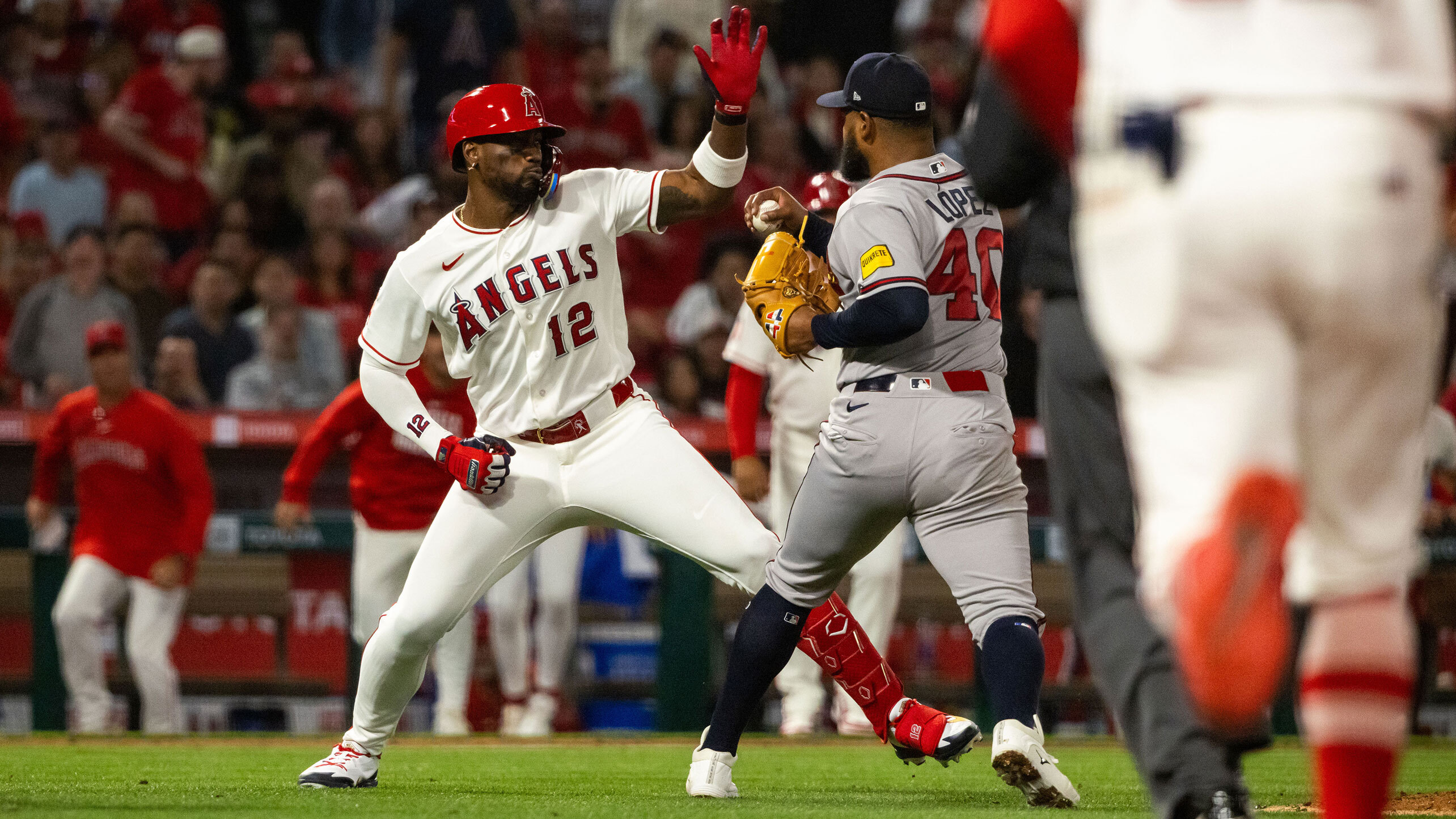 Jorge Soler (Angels) y Reynaldo López (Braves) intercambiando golpes durante su pelea del 7 de abril en la MLB 2026.