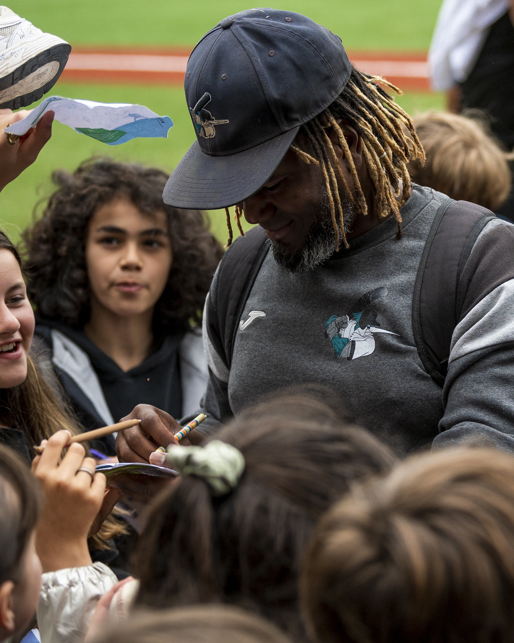 A Tenerife Marlins player signs autographs for his new fans. Photo by Pablo Amiama / WBSC Europe