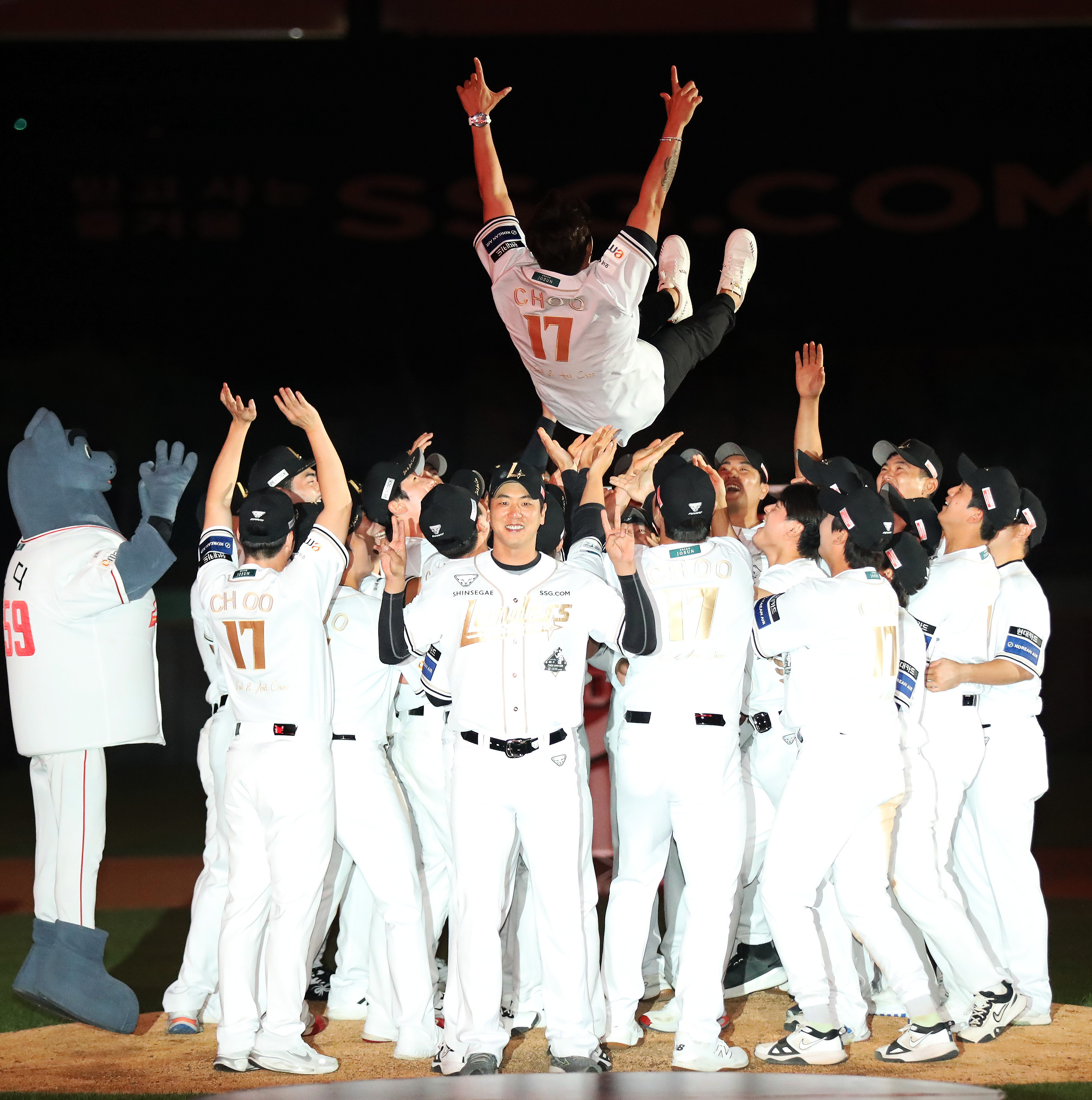 Landers players throw Choo in the air to celebrate his retirement. Photo courtesy SSG Landers.
