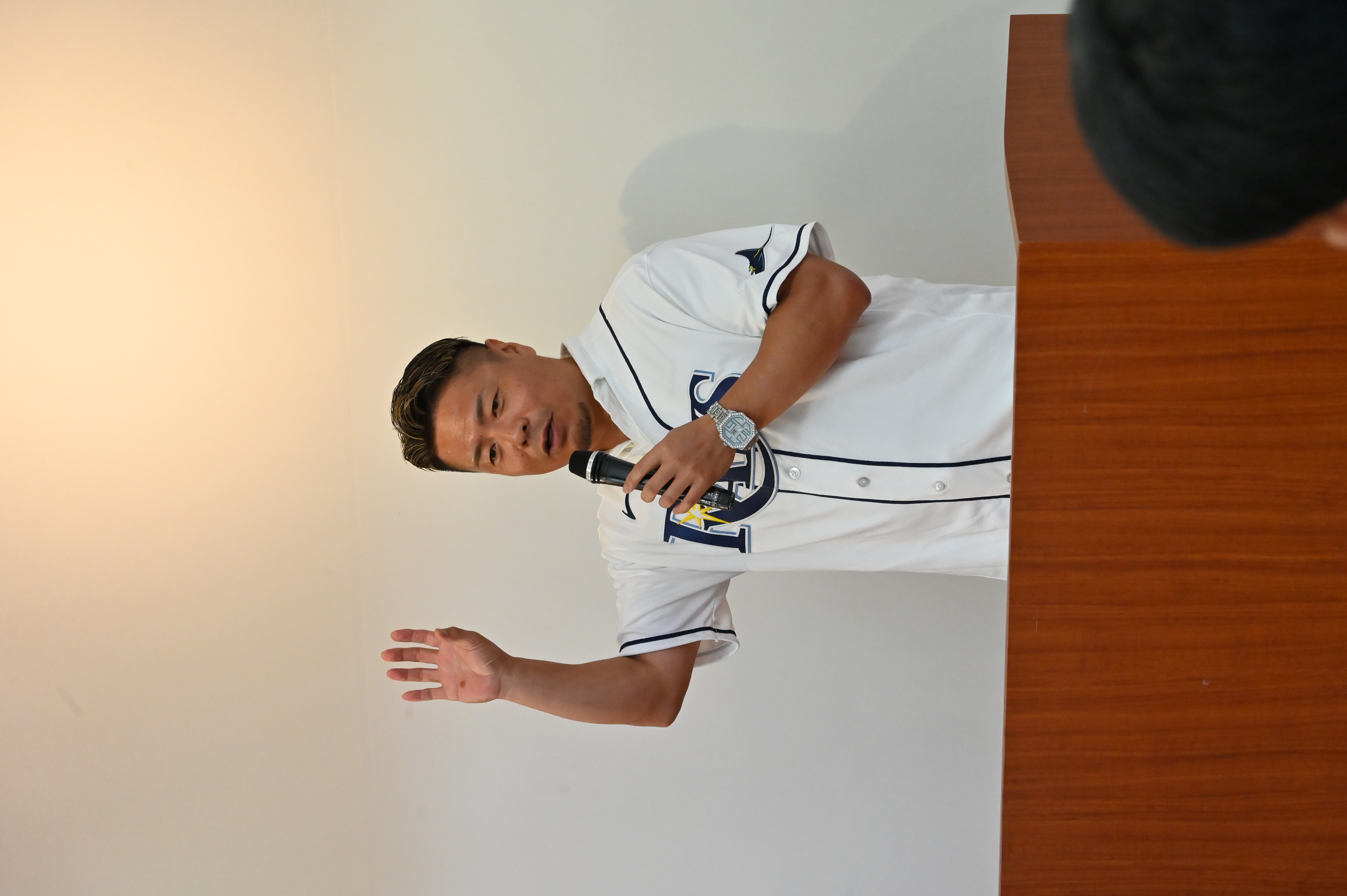 Akinori Iwamura speaks to the students. 