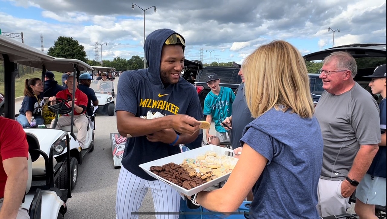 Jackson Chourio enjoys a pregame snack, courtesy of Brewers fan and amateur baker Katie Manno.
