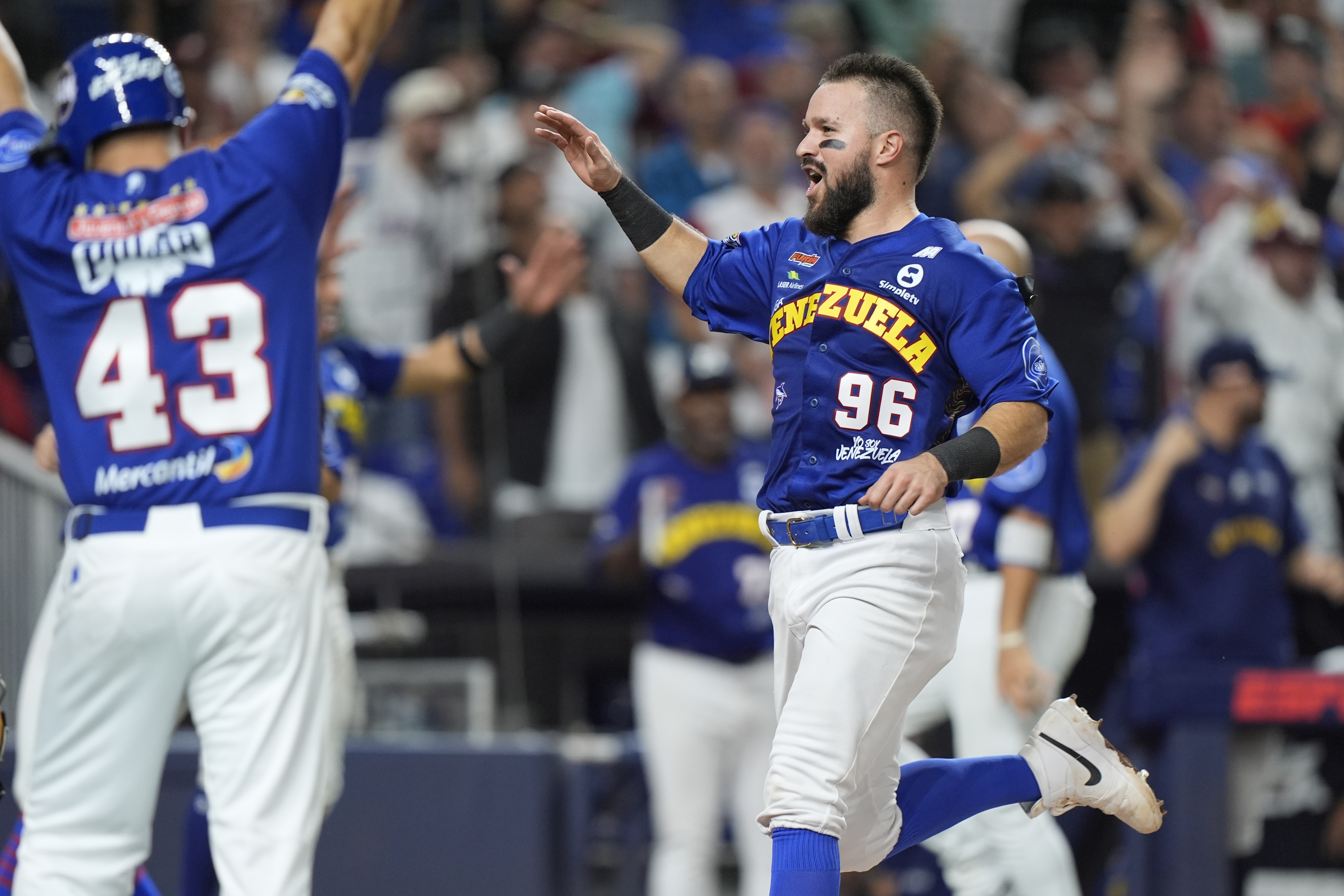 Luis Torrens of Venezuela crosses home plate on a double by Leonardo Reginatto in the sixth inning of the Caribbean Series semifinal against Curaçao that gave Tiburones de la Guaira a 6-2 lead. (AP/Wilfredo Lee)