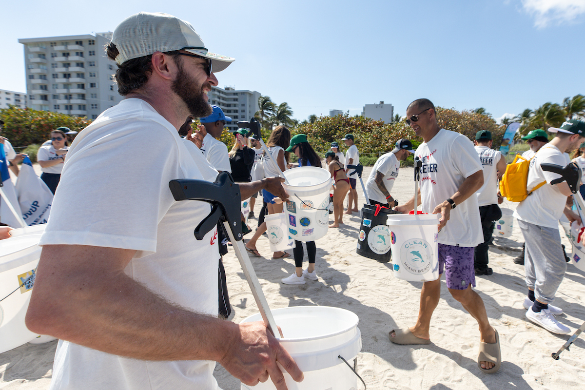 MIAMI BEACH, FL - MARCH 16: Jed Lowrie passes out buckets during the 2026 World Baseball Classic volunteer beach clean Up at Miami Beach on Monday, March 16, 2026 in Miami Beach, Florida. (Photo by Mary Holt/WBCI/MLB Photos via Getty Images)