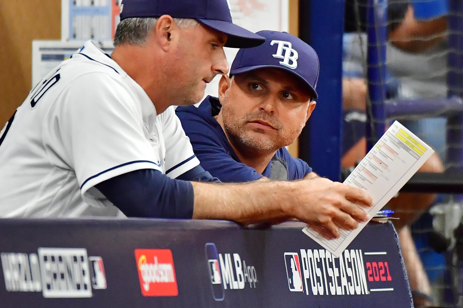 Quatraro (left) and Kevin Cash (right) with the Rays last season.