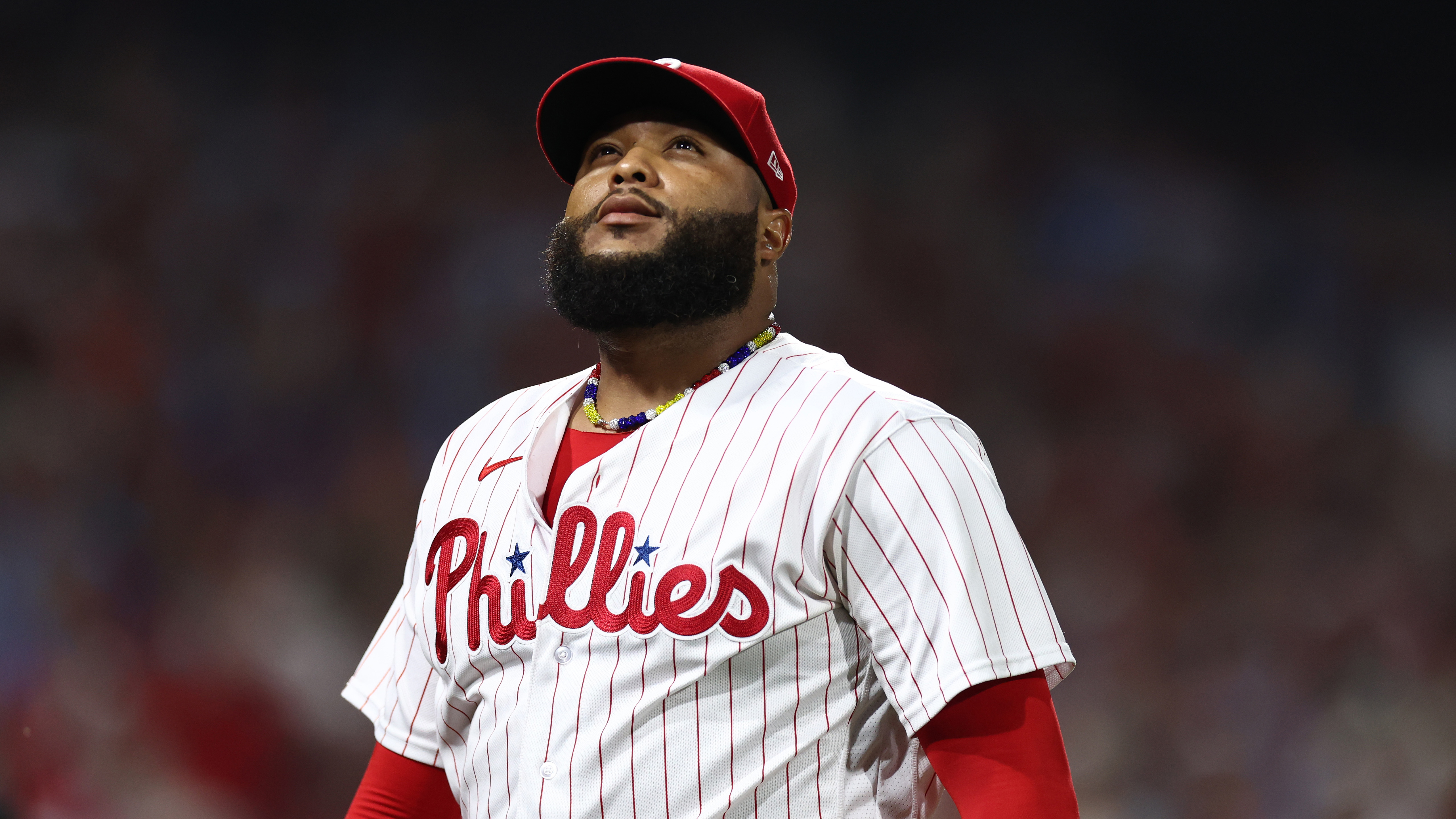 José Alvarado, quien explotó contra los seguros tras negarle su participación con Venezuela en el Clásico Mundial, con su uniforme de los Phillies.