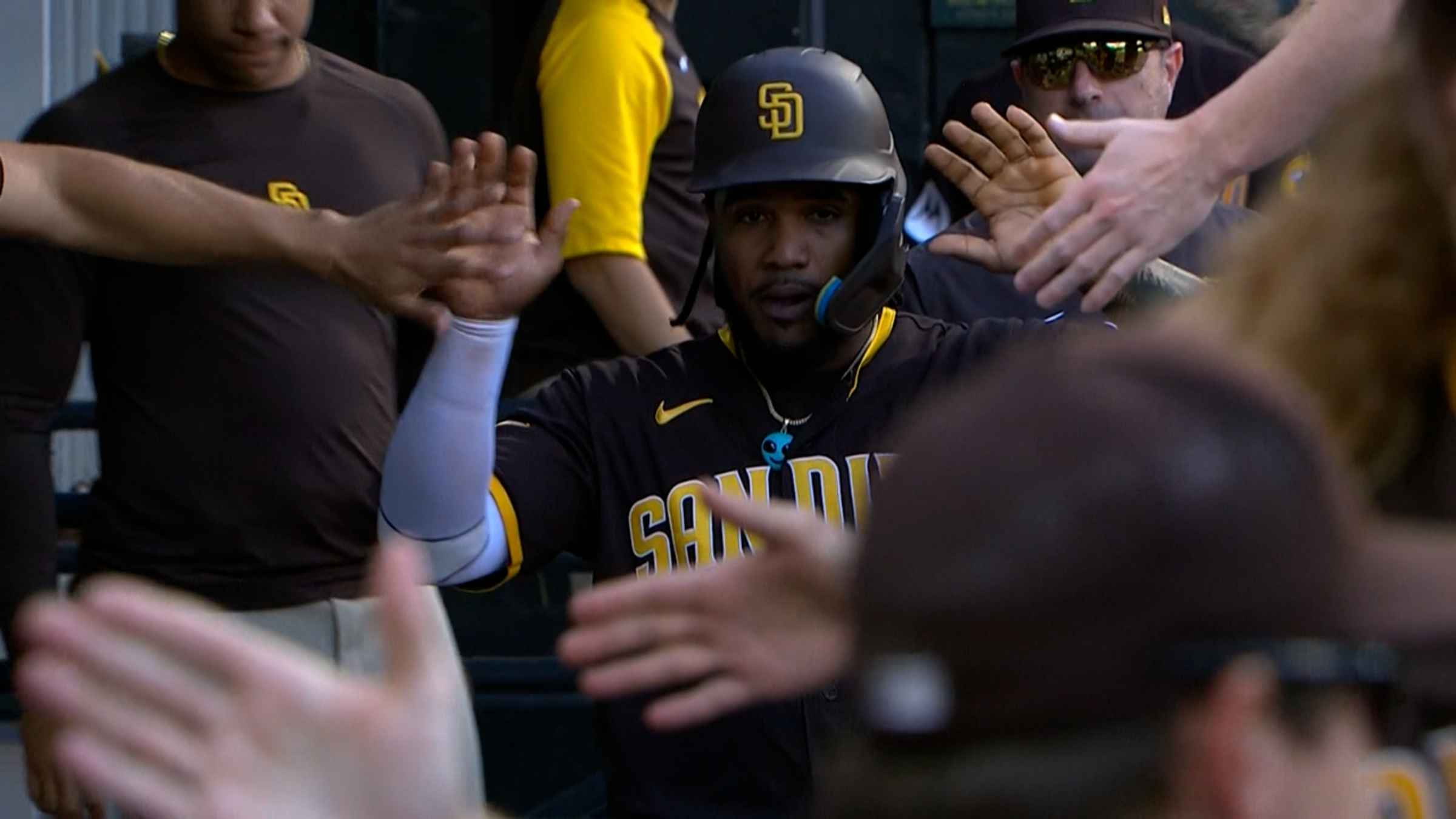 Ha-Seong Kim makes impressive catch in foul territory