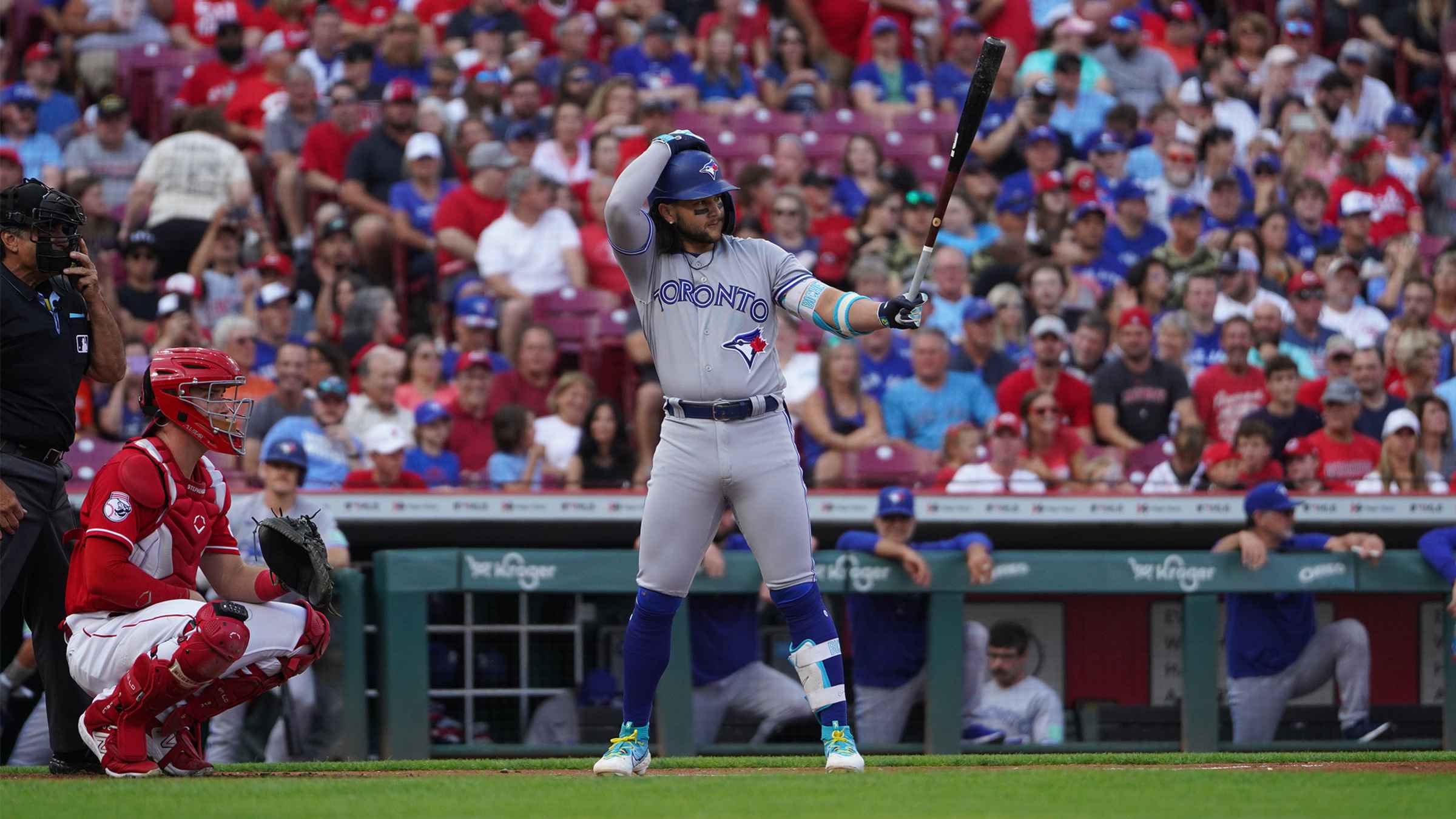 Blue Jays hold on to edge Reds, 4-3