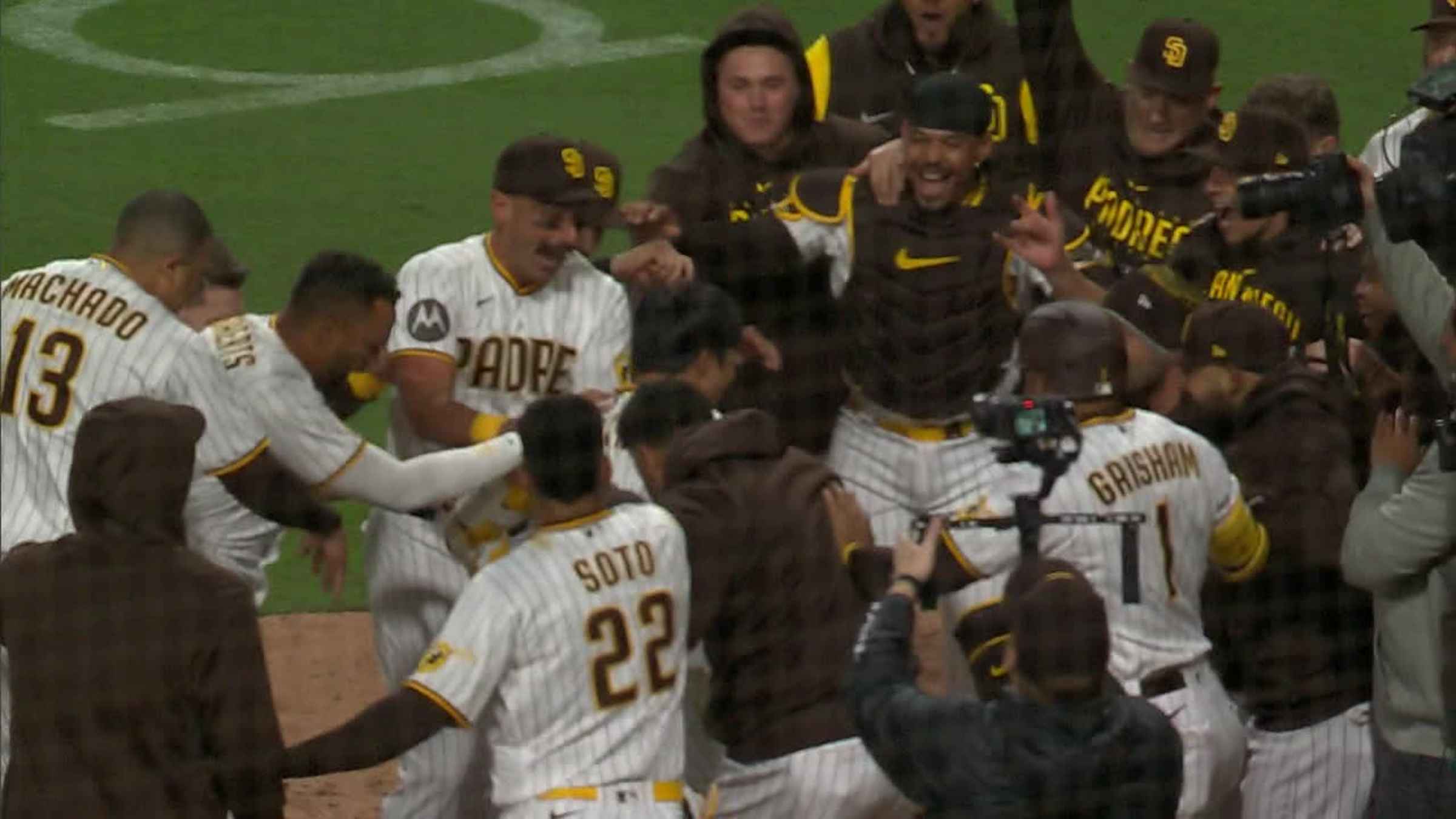 Padres 1st MLB team to walk off on back-to-back HRs by 8-9 – WKRG News 5