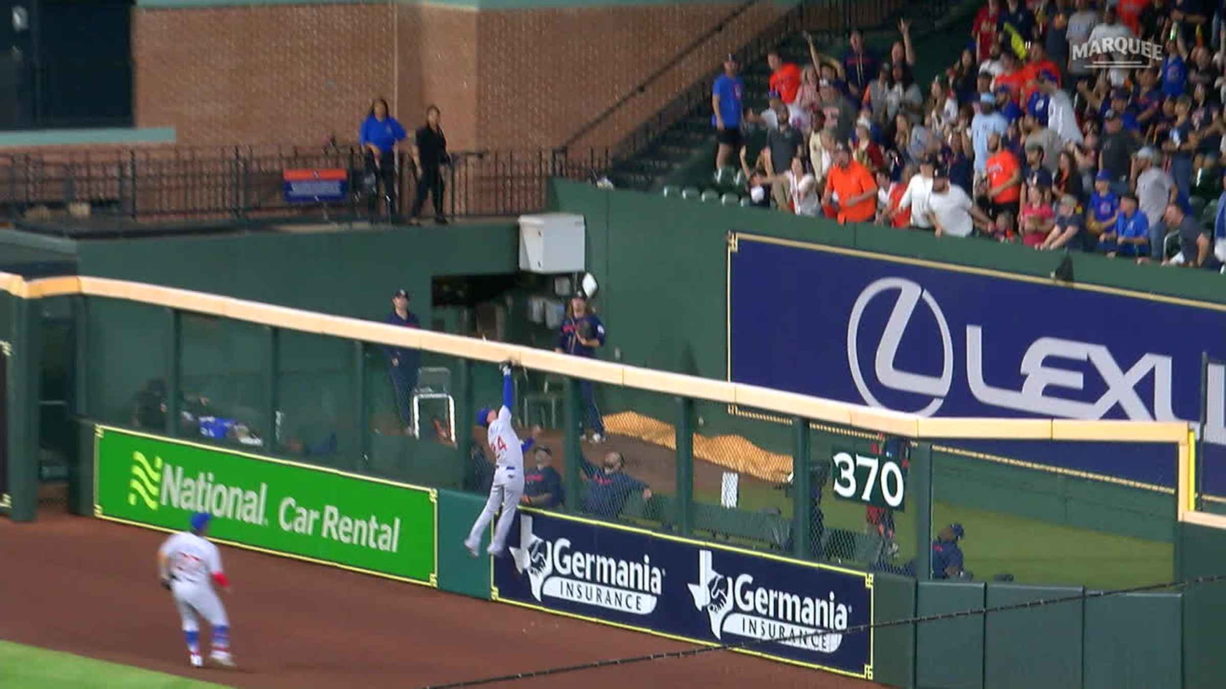 Cubs' Cody Bellinger makes incredible leaping catch to rob home run,  appears to tweak ankle